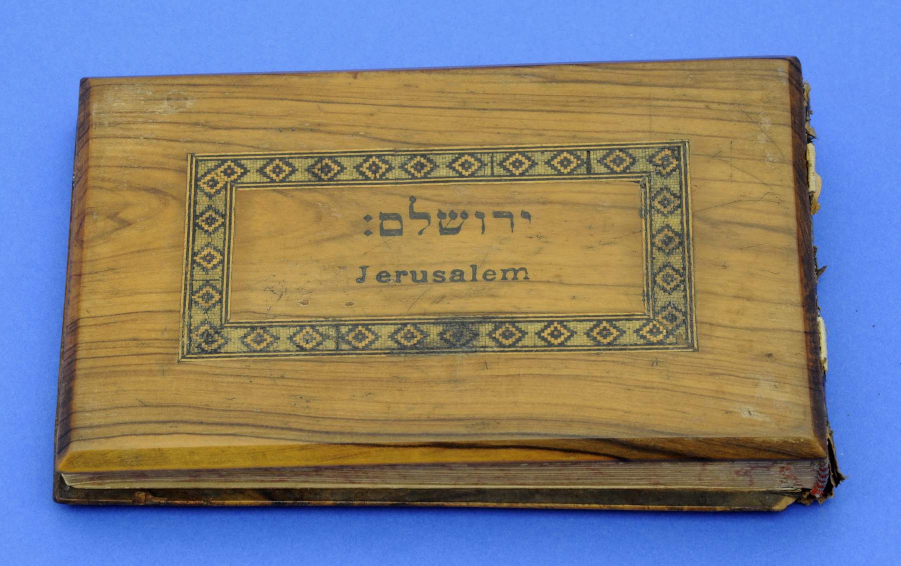 Album,Israel um 1900, "Blumen vom Heiligen Land", Einband aus Zedernholz mit Mosaikeinlagen,