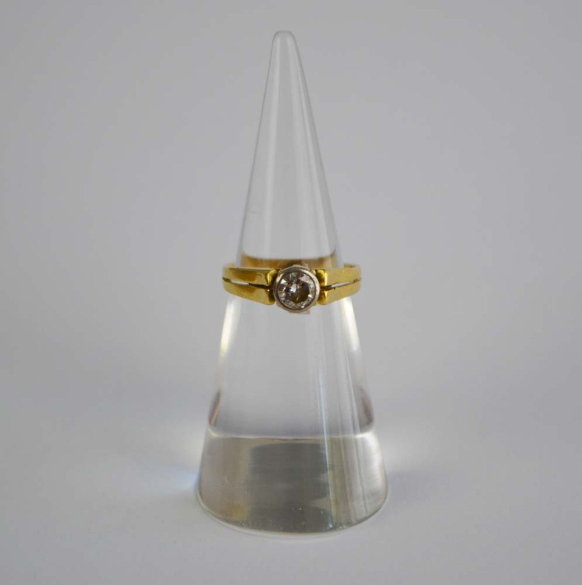 Damenring750 Gelb- und Weißgold, frontal besetzt mit einem Brillanten, ca. 0,5 ct, Ringdurchmesser