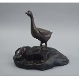 Gans am WeiherJapan, um 1920, Gans aus Bronze, patiniert, gesteckt auf einen Holzsockel, Sockel in