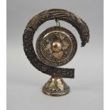 Kleiner Tischgong800 Silber, im Stil eines asiatischen Tempel-Gong, Höhe 24 cm, Breite 18,5 cm,
