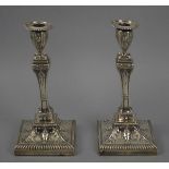 Paar klassizistische KerzenleuchterEngland, London, Thomas Bradbury & Sons, 1908, 925 Silber,