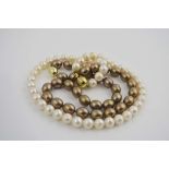 Paar PerlenkettenZuchtperlenkette, 585 Gelbgoldschließe in Kugelform, 45 Perlen, Perlendurchmesser