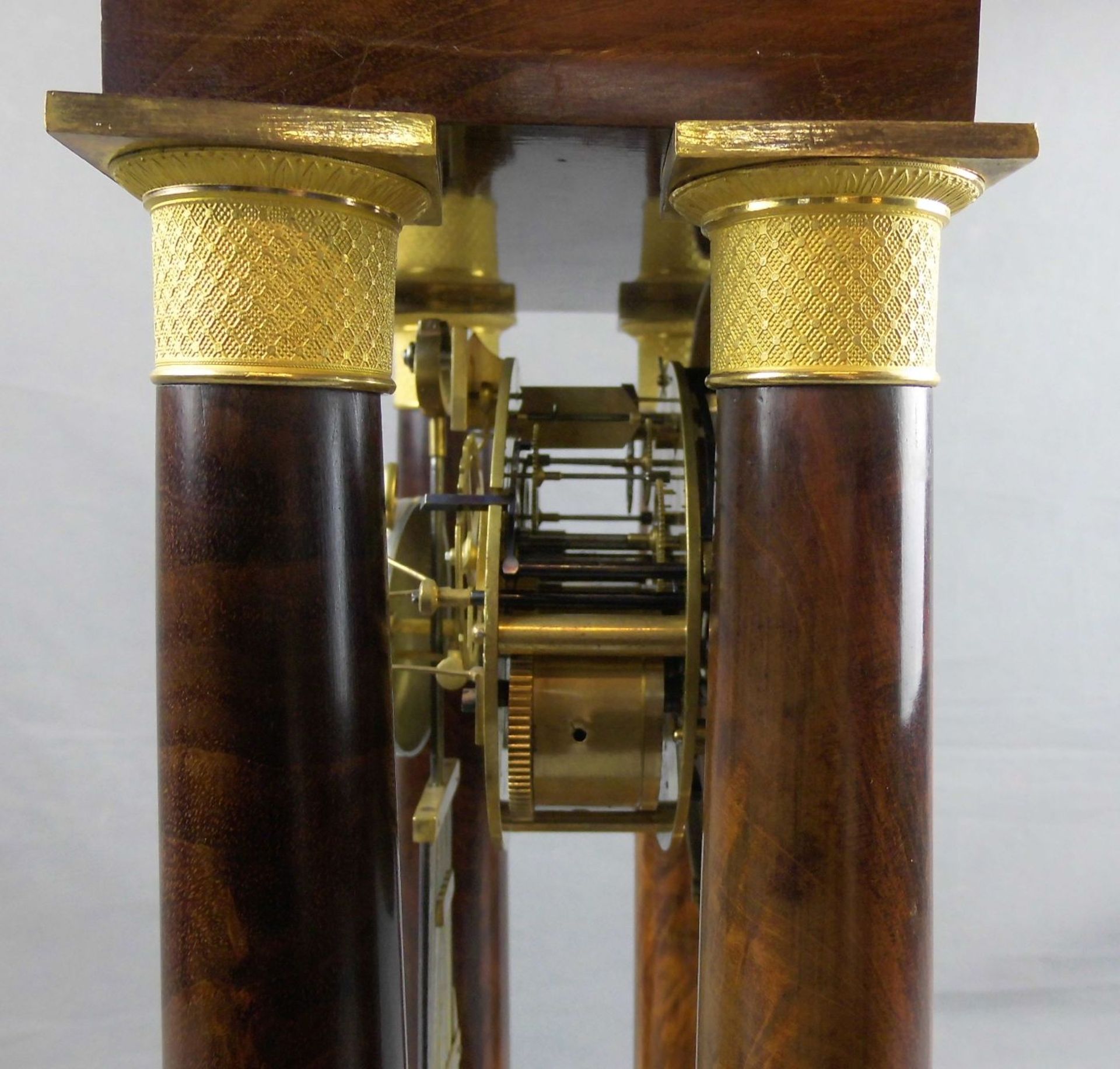PORTALUHR / KAMINUHR, um 1900. Nussbaumgehäuse mit gespiegeltem Furnier in Form eines Tempietos: - Image 7 of 8