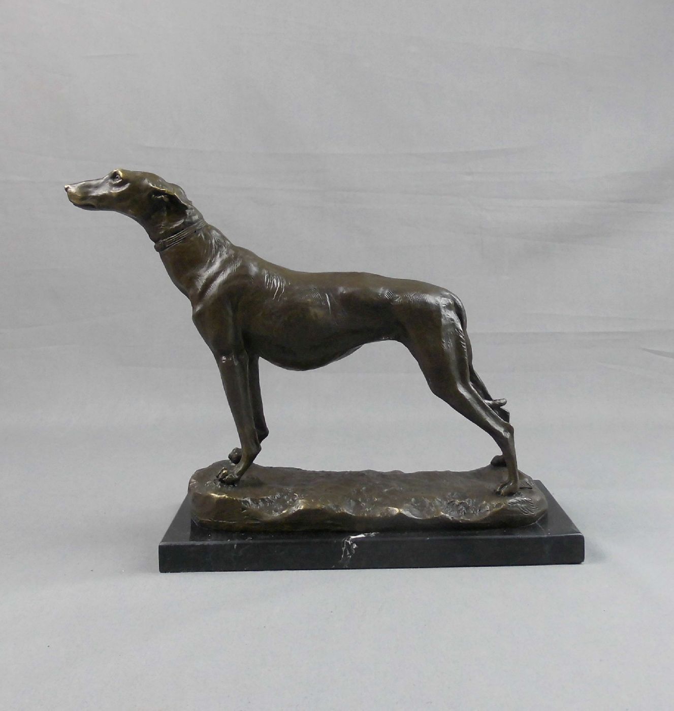 FREMIET, EMMANUEL (1824-1910), Skulptur: "Windhund", Bronze auf Marmorpostament, hellbraune