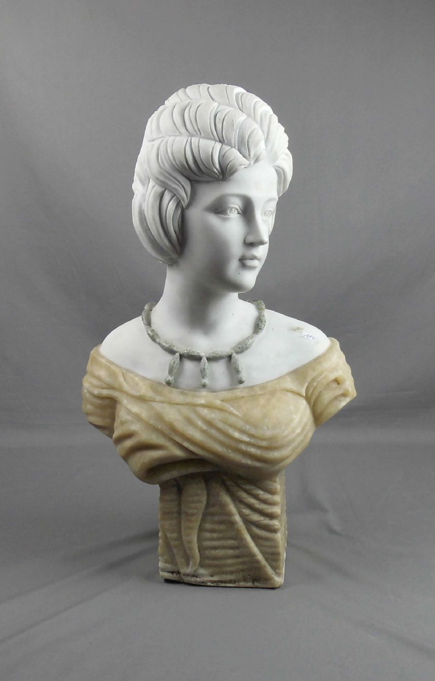 ANONYMUS (Bildhauer des 20. Jh.): "Büste einer jungen Frau", verschiedenfarbiger Marmor,