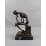 SKULPTUR: "Skelett als Denker", Bronze auf Marmorpostament. Anatomische Studie eines sitzenden
