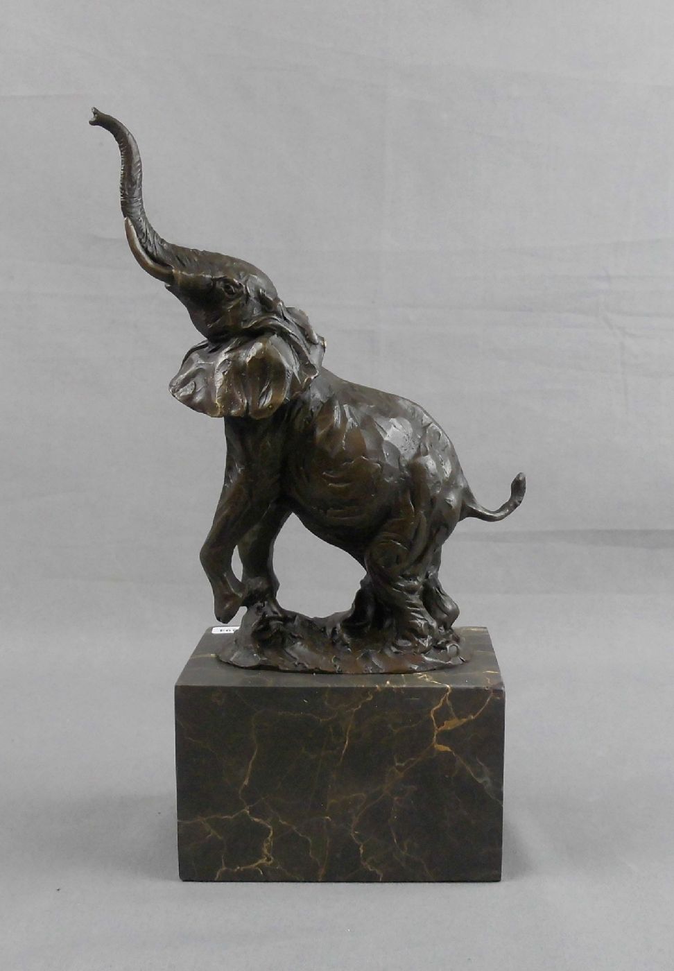 LOPEZ, MIGUEL FERNANDO (geb. 1955 in Lissabon), Skulptur: "Elefant mit erhobenem Rüssel", Bronze auf - Image 4 of 5