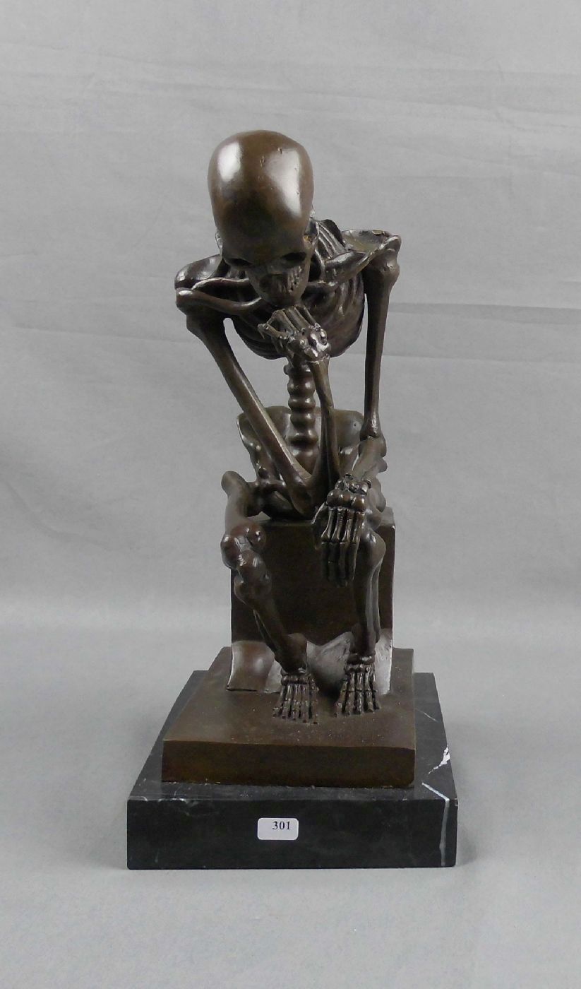 SKULPTUR: "Skelett als Denker", Bronze auf Marmorpostament. Anatomische Studie eines sitzenden - Image 5 of 5