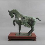 SKULPTUR: "Pferd", China, Bronze, grün patiniert, gearbeitet nach historischem Vorbild der Tang-Zeit