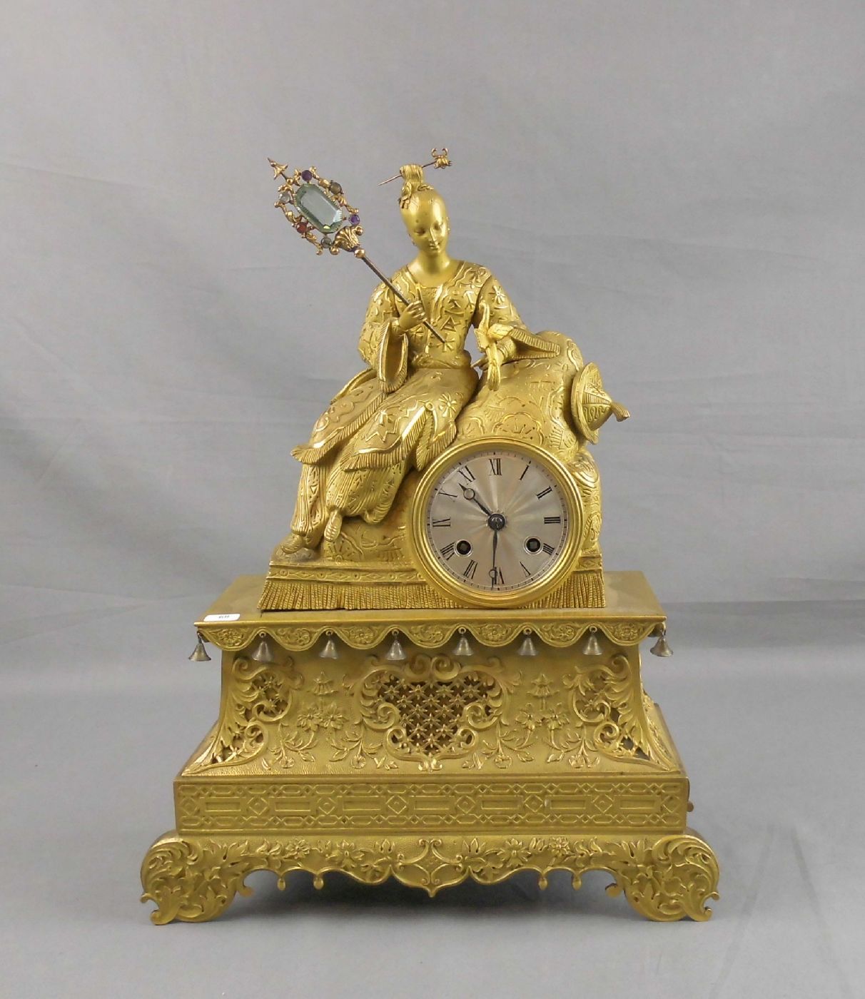 EXQUISITE FIGÜRLICHE CHINOISE KAMINUHR / LOUIS PHILIPPE - PENDULE um 1840. Vergoldetes Bronze-