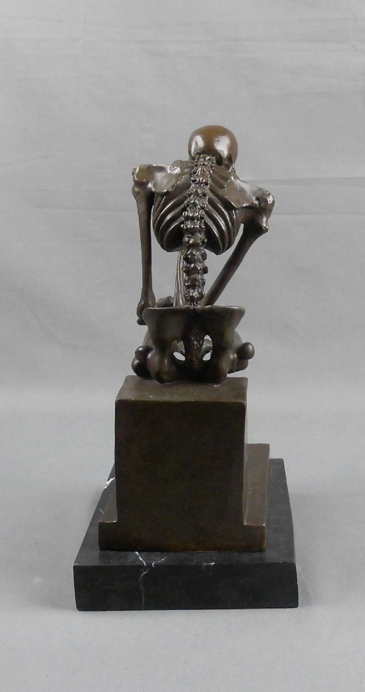 SKULPTUR: "Skelett als Denker", Bronze auf Marmorpostament. Anatomische Studie eines sitzenden - Image 2 of 5