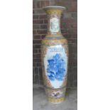 GROSSE VASE, China, Porzellan, auf der Wandung gemarkt mit Schriftkartuschen. Balusterform mit