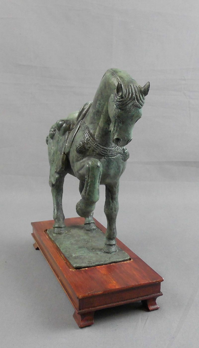 SKULPTUR: "Pferd", China, Bronze, grün patiniert, gearbeitet nach historischem Vorbild der Tang-Zeit - Image 2 of 5