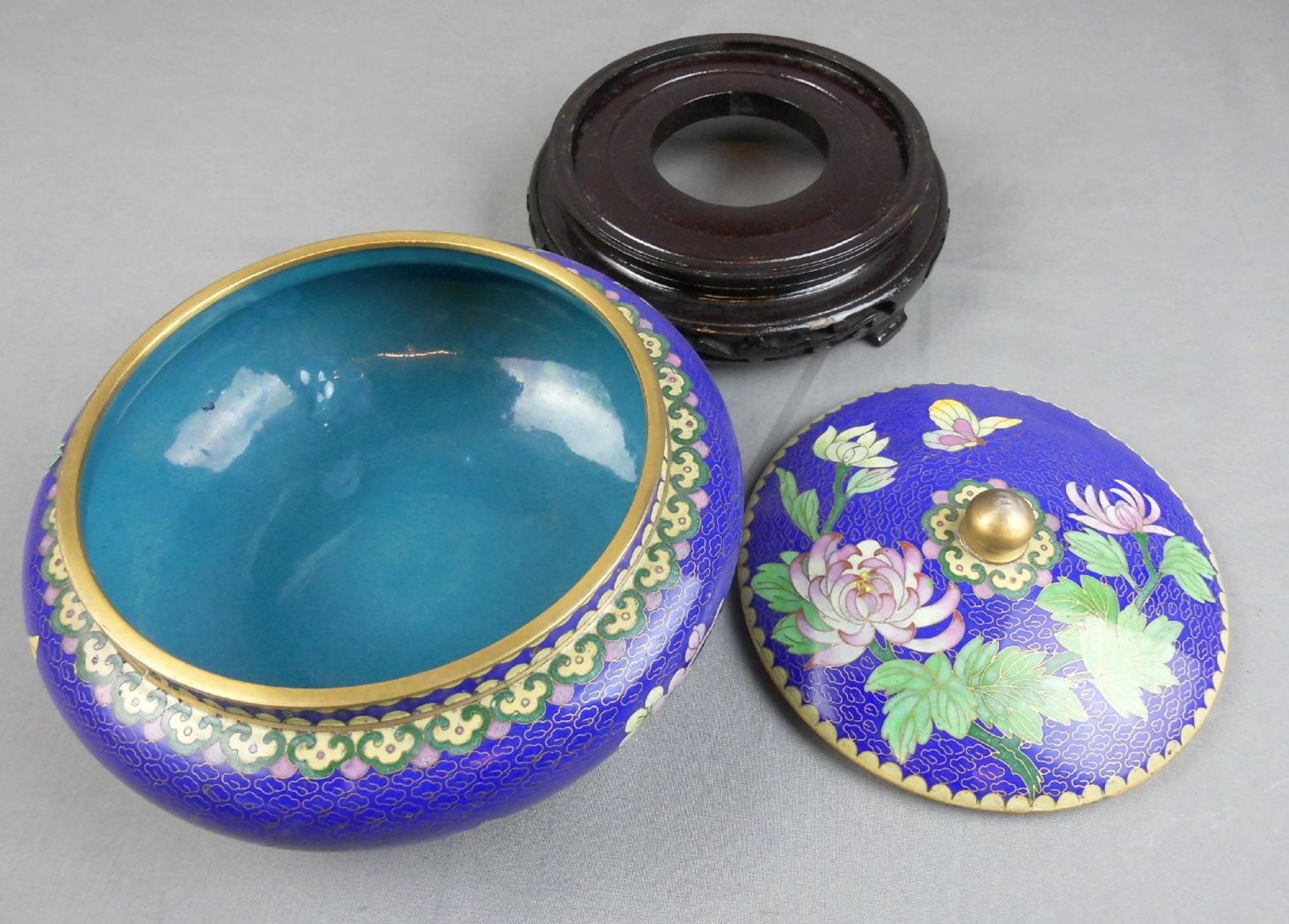 DECKELDOSE, Cloisonné (Emaille über Messing), gedrückte Kugelform, blauer Fond, stilisiertes - Image 2 of 5