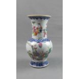 VASE, Porzellan, China, unter dem Stand gemarkt mit 6 Schriftkartuschen: "Guangxu (Qing Dynastie,