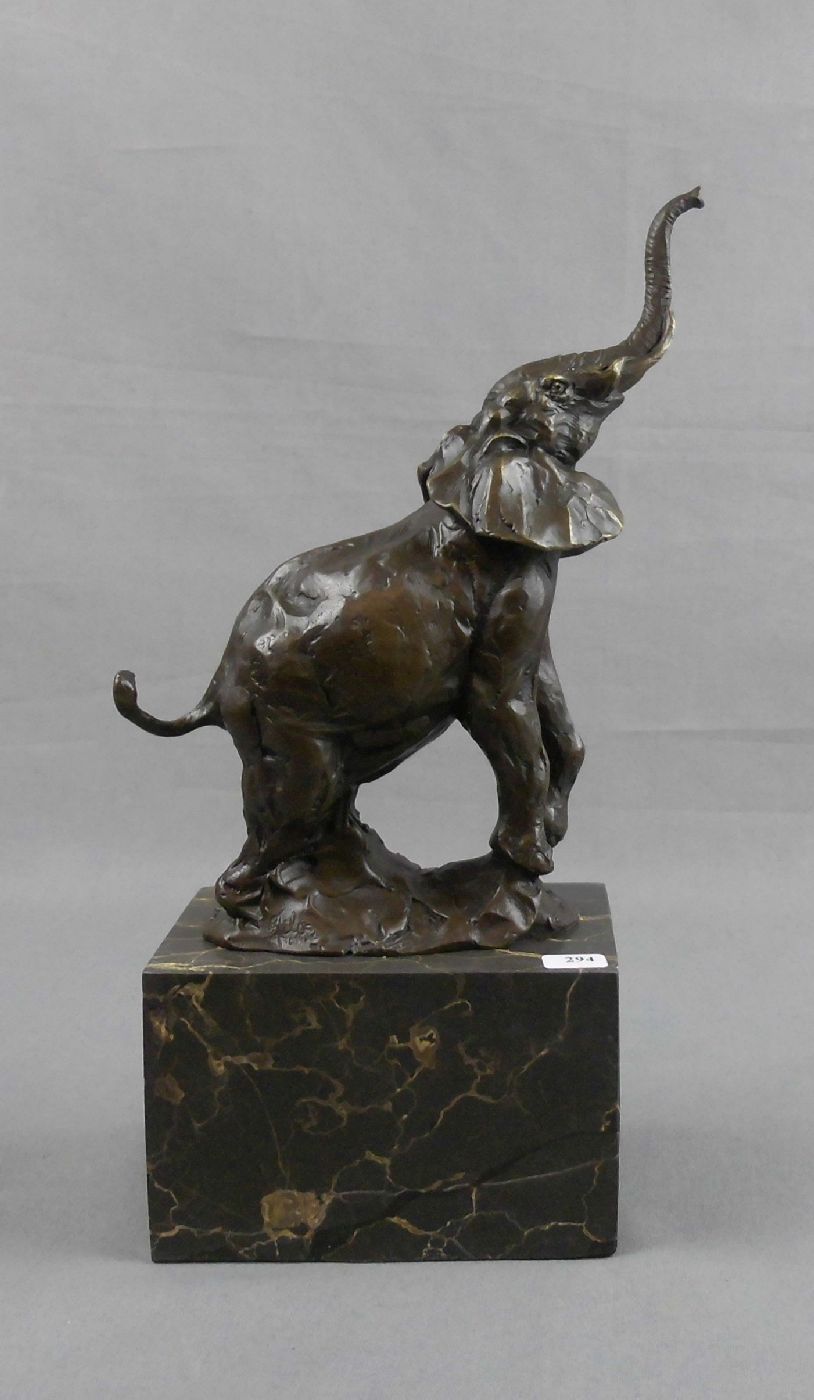 LOPEZ, MIGUEL FERNANDO (geb. 1955 in Lissabon), Skulptur: "Elefant mit erhobenem Rüssel", Bronze auf