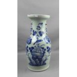 VASE, Porzellan, China, unter dem Stand gemarkt mit Siegellack-Marke. Balusterform mit