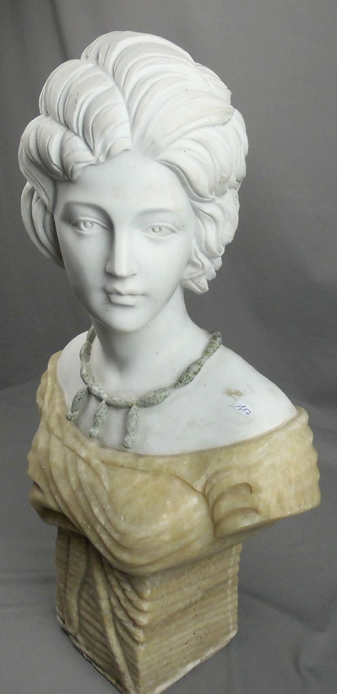 ANONYMUS (Bildhauer des 20. Jh.): "Büste einer jungen Frau", verschiedenfarbiger Marmor, - Image 2 of 4