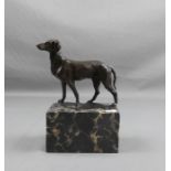 CARVIN, LOUIS - ALBERT (1860-1951), Skulptur: "Hund / Jagdhund", Bronze auf Marmorpostament, auf dem