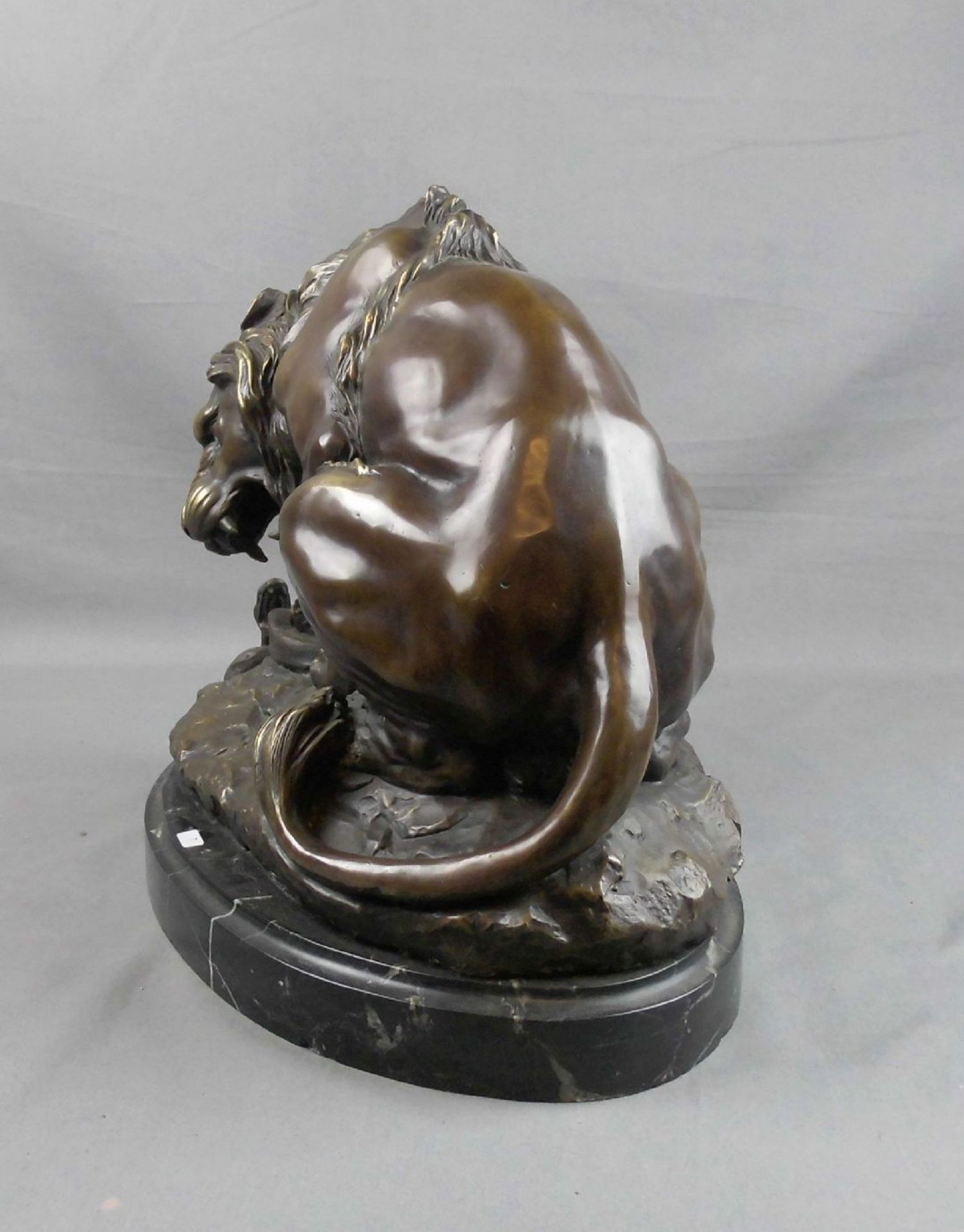 nach BAYRE, ANTOINE LOUIS (1795-1875), Skulptur: "Löwe im Kampf mit einer Schlange" ( - Image 2 of 3