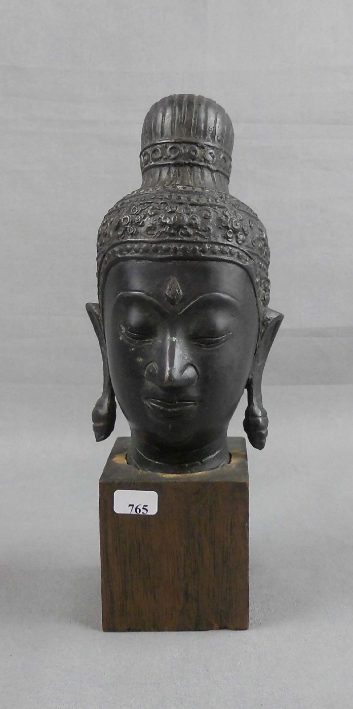 BUDDHA - KOPF, bronziertes Metall auf Marmorpostament, Südost - Asien, 20./21. Jh.; H. 22,5 x B. 8 x