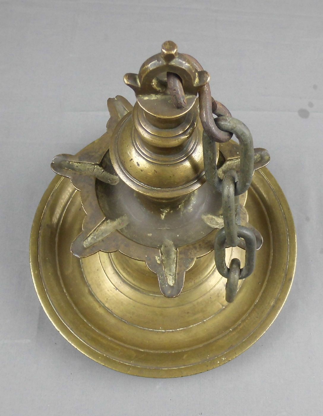 GOTISCHE ÖLLAMPE / DECKENLEUCHTER, Bronze - Gelbguss. Große, profilierte und tellerförmige - Image 3 of 4