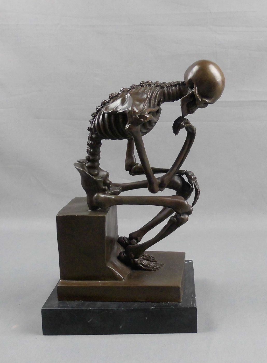 SKULPTUR: "Skelett als Denker", Bronze auf Marmorpostament. Anatomische Studie eines sitzenden - Image 3 of 5