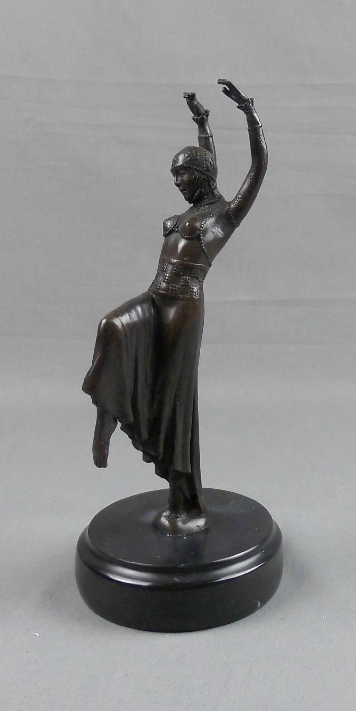 LUIS (Bildhauer des 20./21. Jh.), Skulptur: "Odaliske / Tänzerin", Bronze auf profiliertem - Image 2 of 4