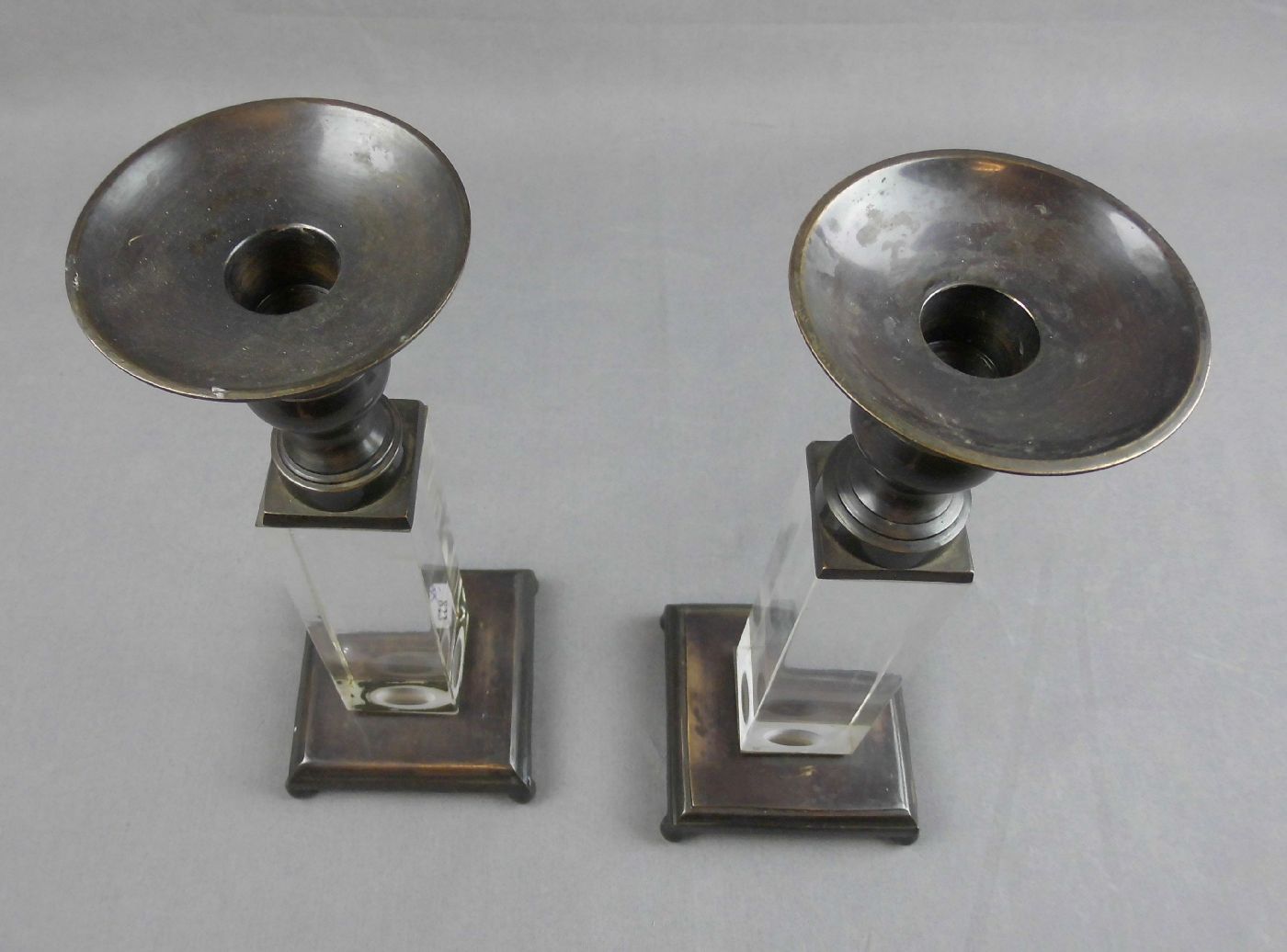 PAAR LEUCHTER / TISCHLEUCHTER, Acrylglas mit bronzierten Metallmonturen, 2. Hälfte 20. Jh.; - Image 2 of 3
