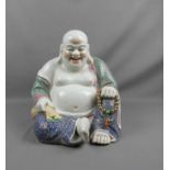 GROSSE FIGUR: "Buddha", Porzellan, China, Unterbodenmarke mit vier Schriftkartuschen. Sitzender,