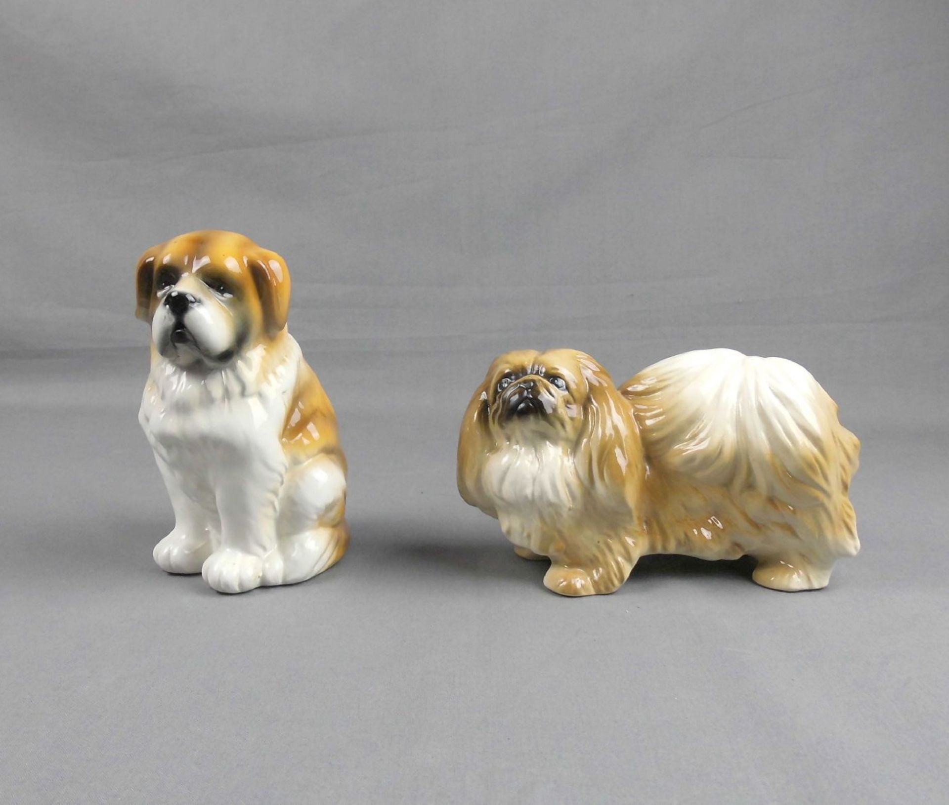 PAAR HUNDE: Bernhardiner und Pekinese, Keramik, England, 2. Hälfte 20. Jh.; naturalistisch