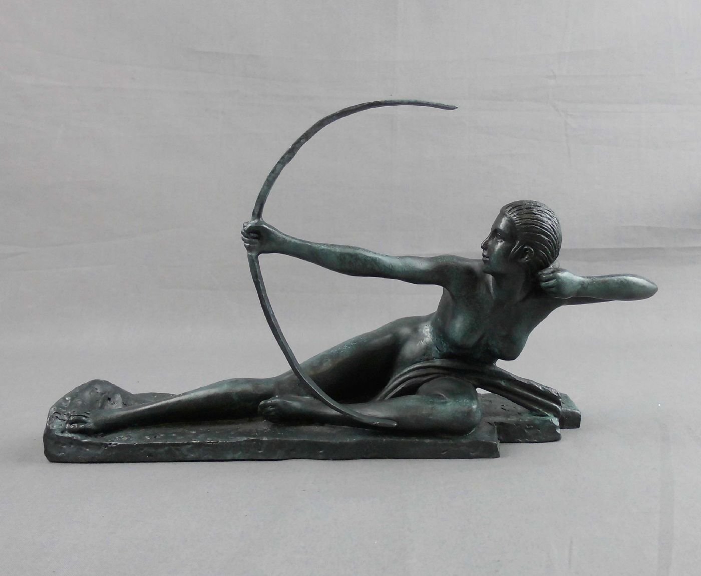 BOURAINE, MARCEL-ANDRÉ, Skulptur: "Pentesilia" /  Liegende Amazone mit Bogen, Bronze, grün