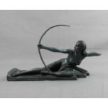 BOURAINE, MARCEL-ANDRÉ, Skulptur: "Pentesilia" /  Liegende Amazone mit Bogen, Bronze, grün