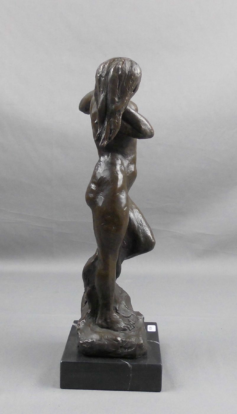 ANONYMUS (Bildhauer 20. Jh.), Skulptur: "Badende", Bronze auf Marmorpostament, hellbraun - Image 4 of 4