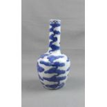 VASE / FLASCHENVASE, China, Porzellan, gebauchte Form mit langem Hals, unter dem Stand gem.: "Nei