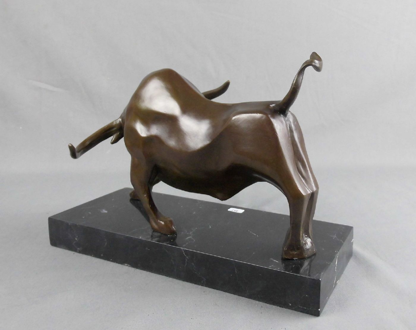 LOPEZ, MIGUEL FERNANDO (geb. 1955 in Lissabon), Skulptur: "Stier", Bronze auf Marmorpostament, - Image 3 of 4