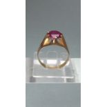 RUBIN von 2,5 ct. im Brillantschliff in alter Ringfassung, 750er Gelbgold (5,15 g), sich