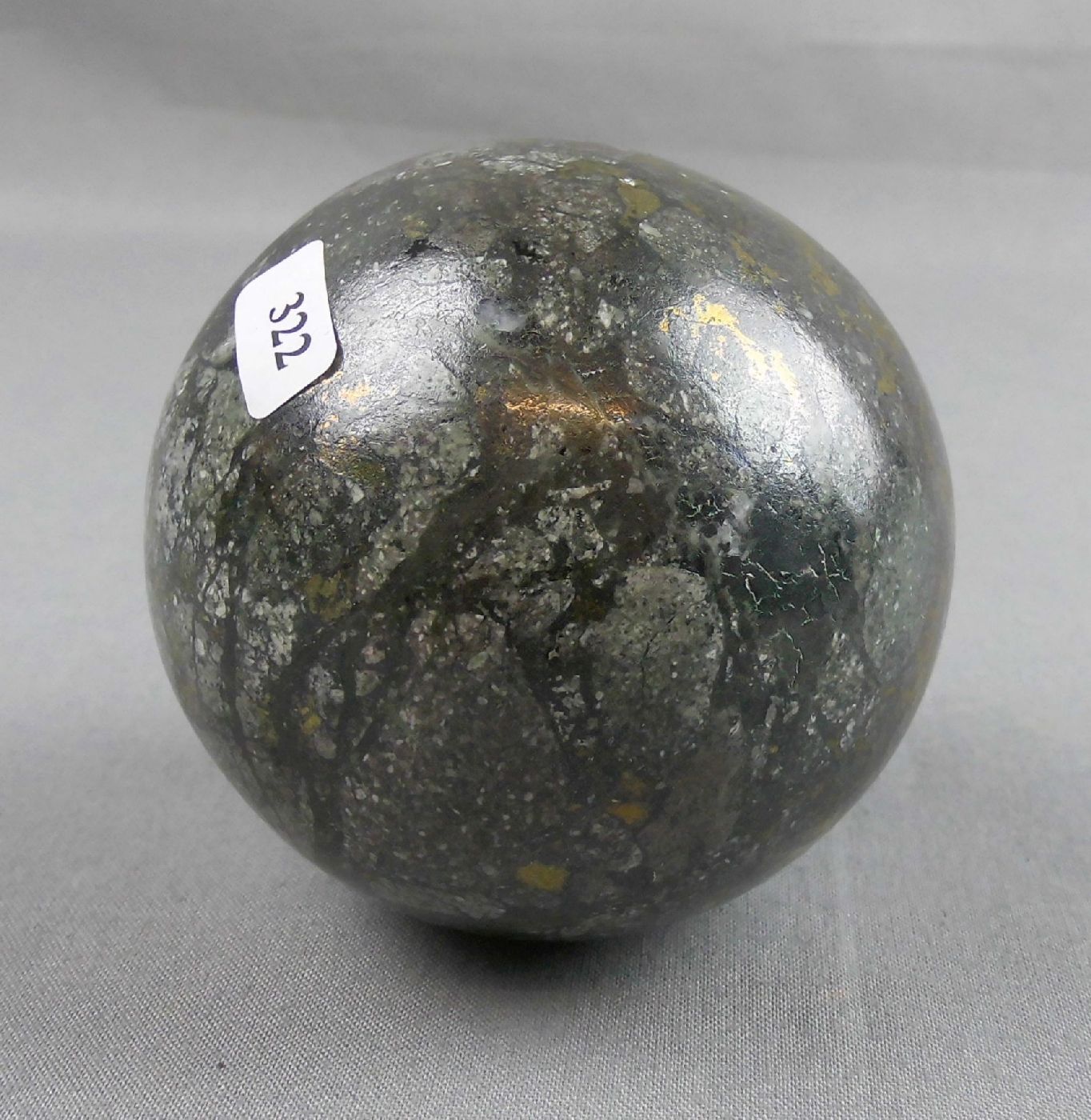 EDELSTEIN - KUGEL / Paperweight: Labradorit (?), D 8 cm.     Mindestpreis: 40 EUR - Image 2 of 3