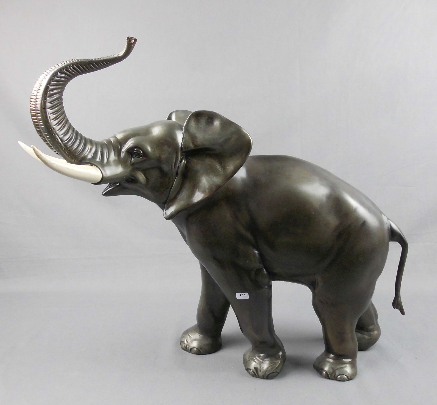 SKULPTUR: "ELEFANT", Metallguss mit silbergrauer Patina, Stoßzähne elfenbeinfarben gefasst.