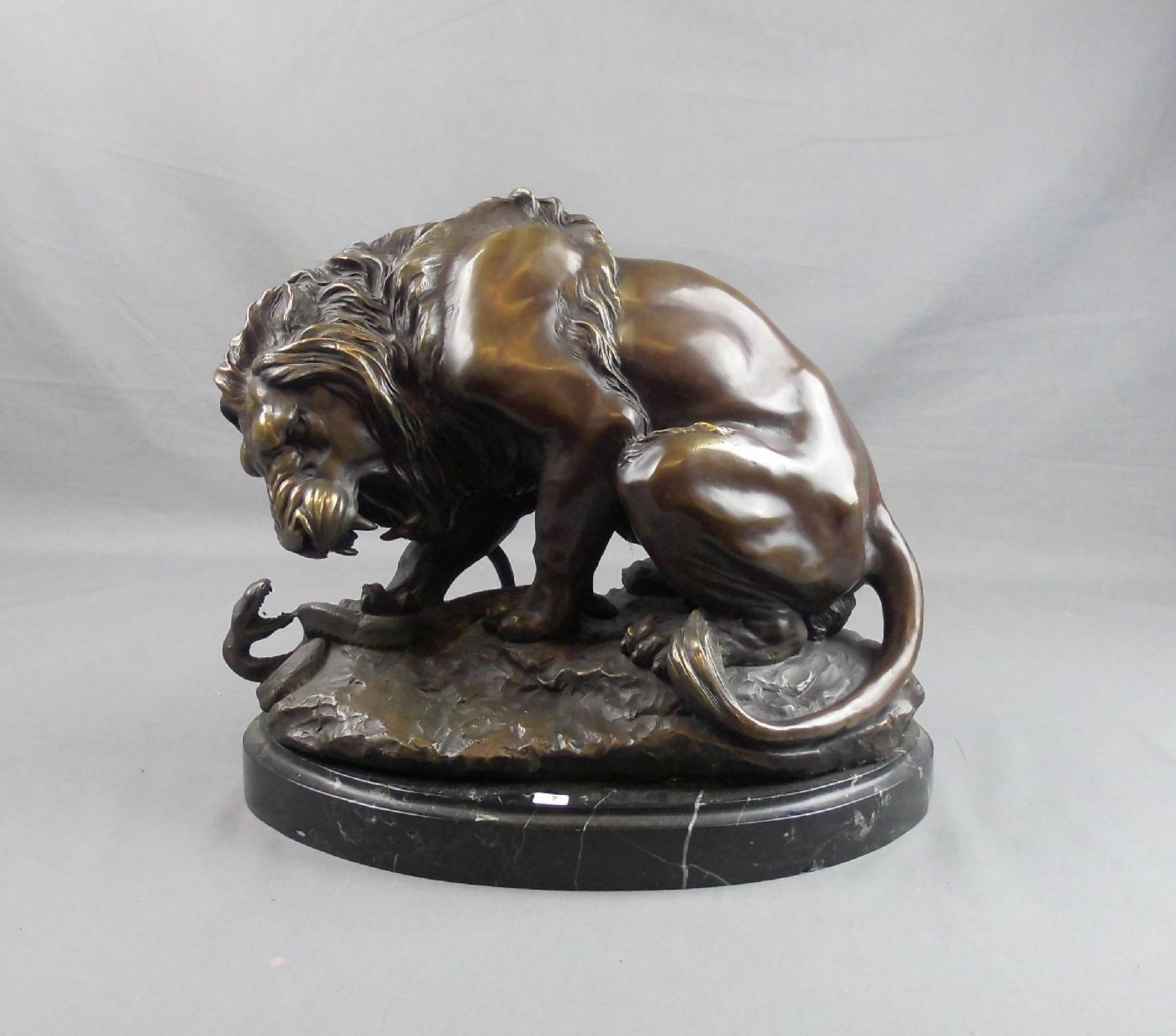 nach BAYRE, ANTOINE LOUIS (1795-1875), Skulptur: "Löwe im Kampf mit einer Schlange" (