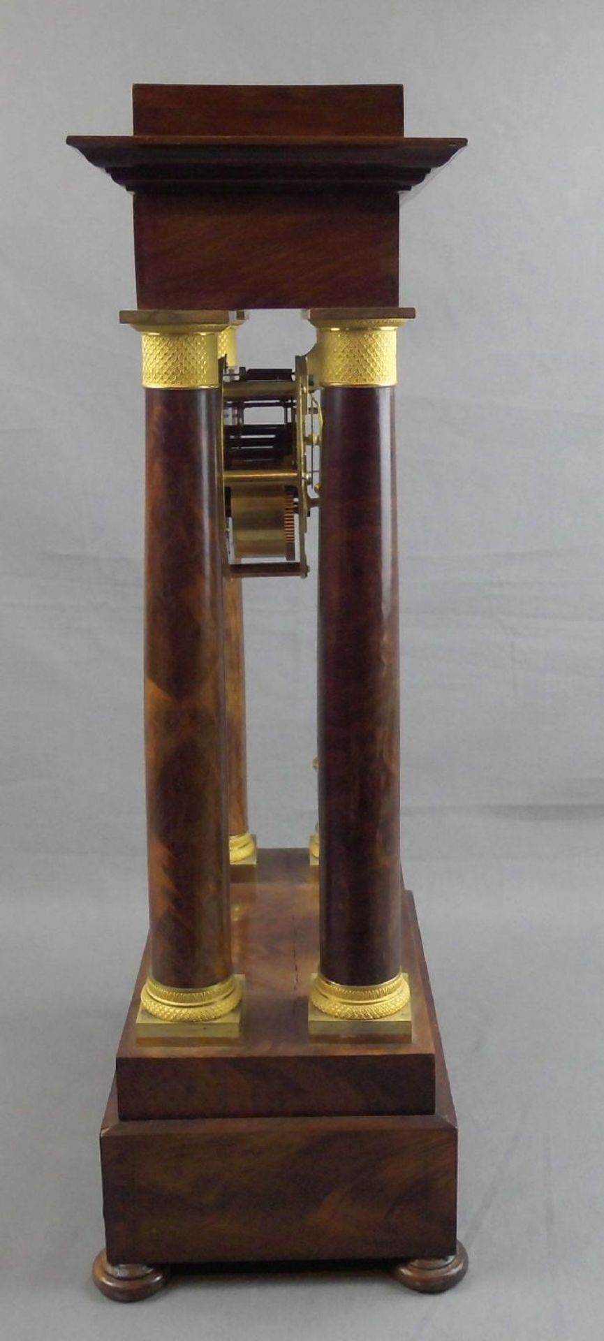 PORTALUHR / KAMINUHR, um 1900. Nussbaumgehäuse mit gespiegeltem Furnier in Form eines Tempietos: - Image 3 of 8