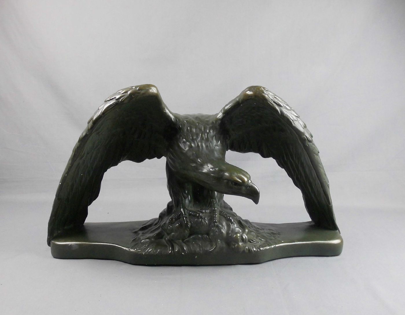 SKULPTUR: "Adler", Stuckgips, grün patiniert in Bronzeanmutung, um 1900. Auf passiger Plinthe und