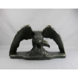 SKULPTUR: "Adler", Stuckgips, grün patiniert in Bronzeanmutung, um 1900. Auf passiger Plinthe und