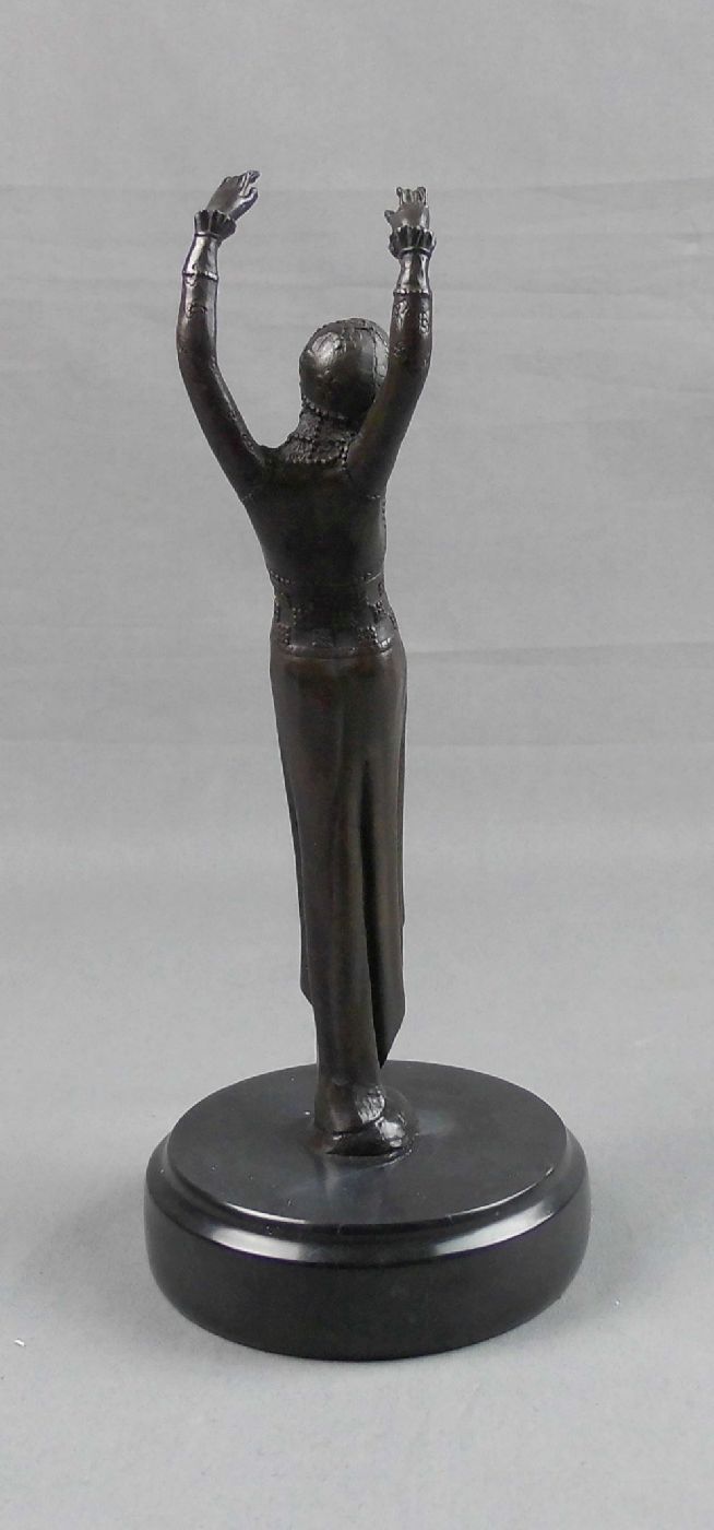 LUIS (Bildhauer des 20./21. Jh.), Skulptur: "Odaliske / Tänzerin", Bronze auf profiliertem - Image 3 of 4