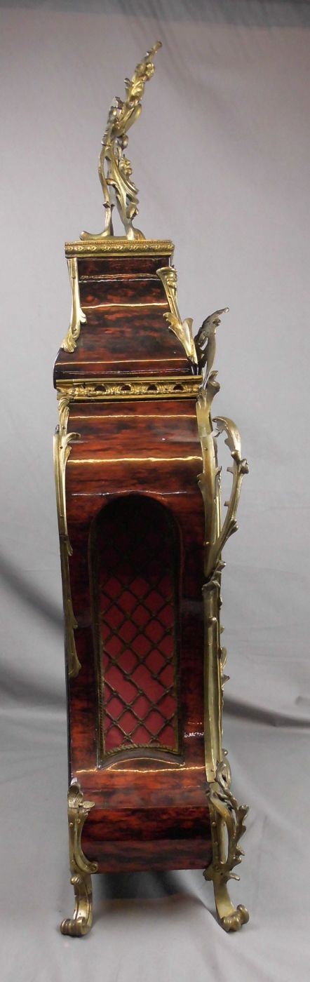 GROSSE, EXQUISITE BOULLE - UHR mit SPIELWERK, um 1800. Dreiteiliges Gehäuse mit Wandkonsole und - Image 8 of 12