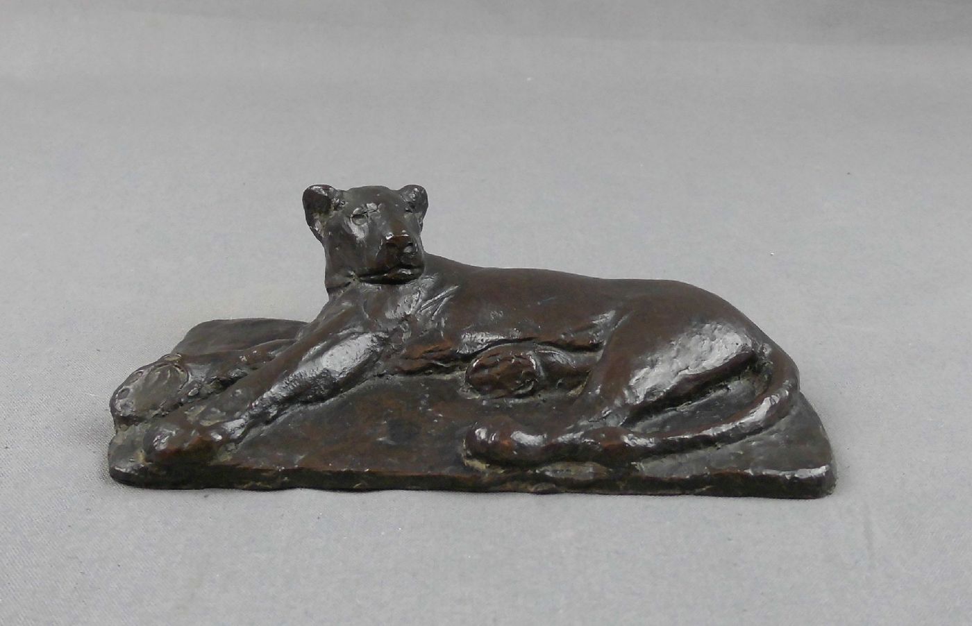 GAUL, AUGUST (Großauheim b. Hanau 1869-1921 Berlin), Skulptur: "Liegende Löwin", Bronze, dunkelbraun