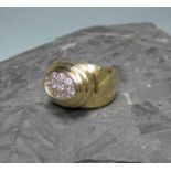 RING, 750er Gold (10,7 g), sich verbreiternde Ringschiene mit ovalem, gestuft profiliertem Ringkopf,