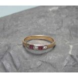 RING, 585er Rotgold (1,6 g), besetzt mit 3 Diamanten und 2 Rubinen. Ring-Gr. 55.    Mindestpreis:
