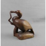 SKULPTUR: "Entenpaar", Tropenholz, stilisierend geschnitzt, China, Mitte 20. Jh.: Ente füttert ihr
