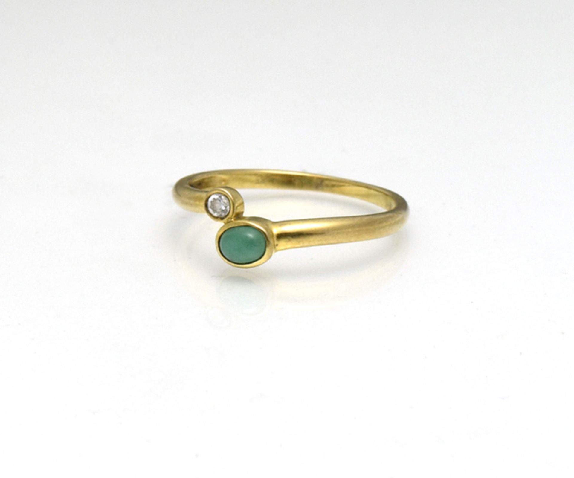 Ring; 20. Jhd.; 333 GG; besetzt mit kleinem Smaragd-Cabochon und kl. weißem Saphir; RM 54; g = 1,